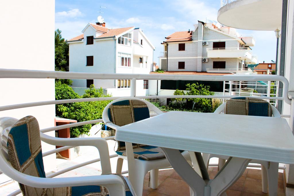 Apartments Niko Trogir Exterior photo